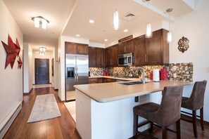 Kühlschrank, Ofen, Herdplatte, Wasserkocher mit Kaffee-/Teezubehör