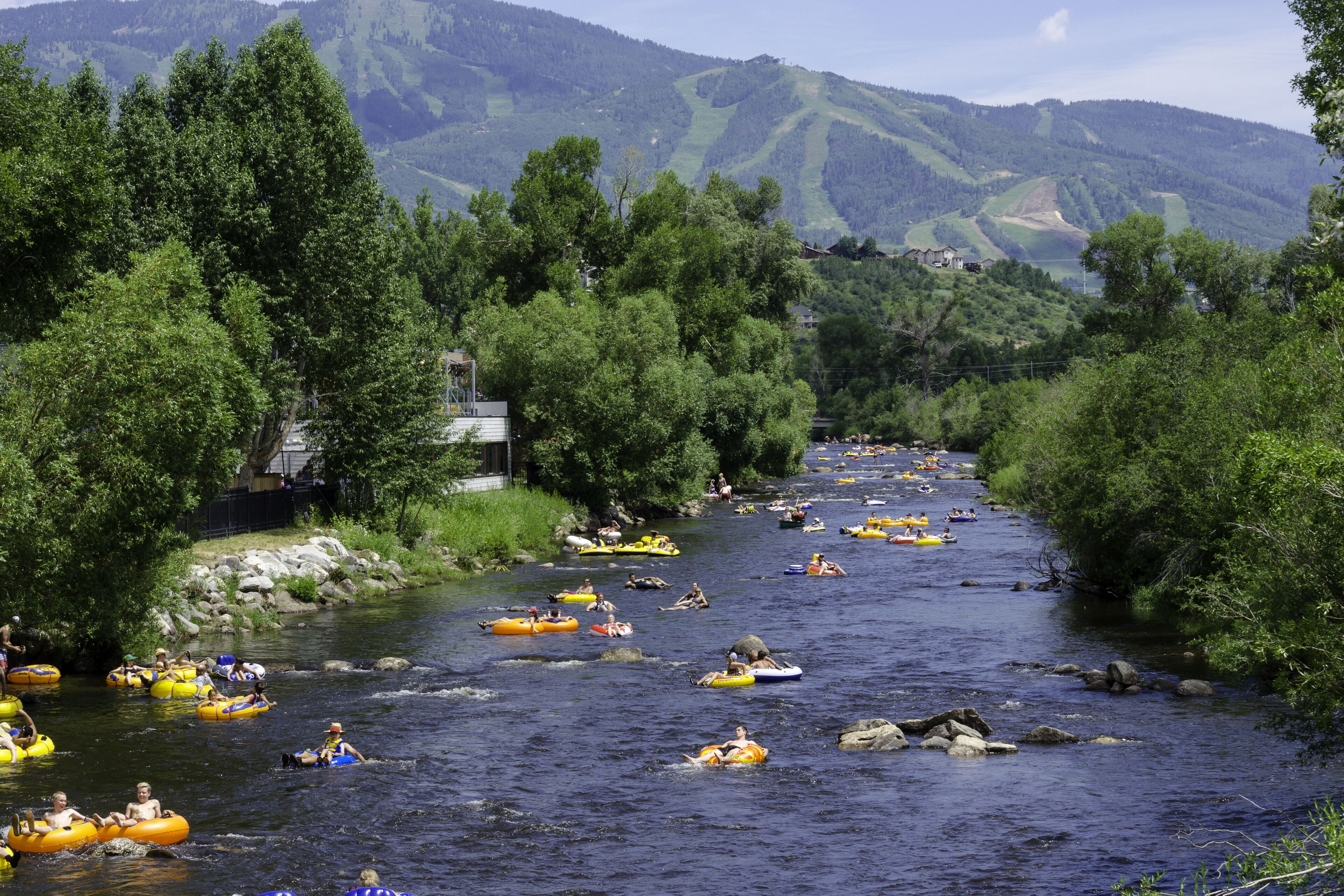 Un río con varias personas en balsas inflables.