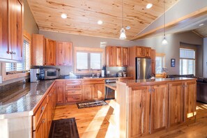 Kjøleskap, ovn, kokeplater og kaffetrakter/tekoker