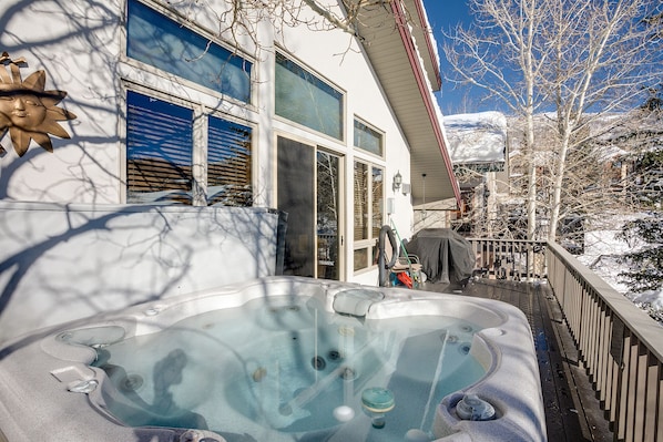 A hot tub on a wooden deck with a house in the background. - L2650 | Beautiful Mtn Home | Private Hot Tub | Mountain Views | A/C (Steamboat Springs)