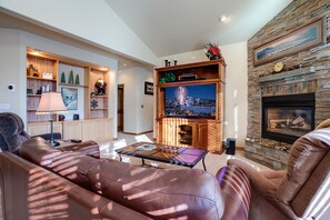 A living room with a fireplace, a television, and a cozy seating area. - L2650 | Beautiful Mtn Home | Private Hot Tub | Mountain Views | A/C (Steamboat Springs)