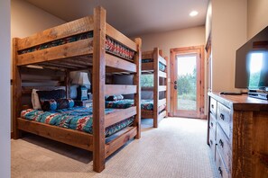 5 bedrooms, iron/ironing board, WiFi, bed sheets