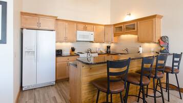 Kjøleskap, ovn, kokeplater og oppvaskmaskin