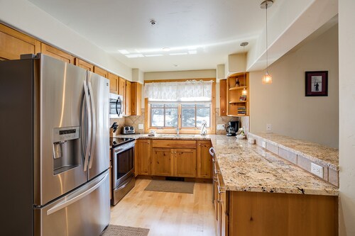 O1206 | Walk to Grocery Store | Free City Bus | Hot Tub