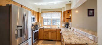 O1206 | Walk to Grocery Store | Free City Bus | Hot Tub