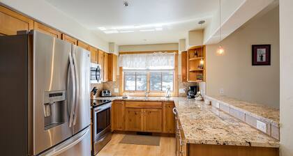 O1206 | Walk to Grocery Store | Free City Bus | Hot Tub