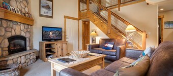 O1206 | Walk to Grocery Store | Free City Bus | Hot Tub