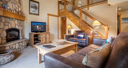 O1206 | Walk to Grocery Store | Free City Bus | Hot Tub