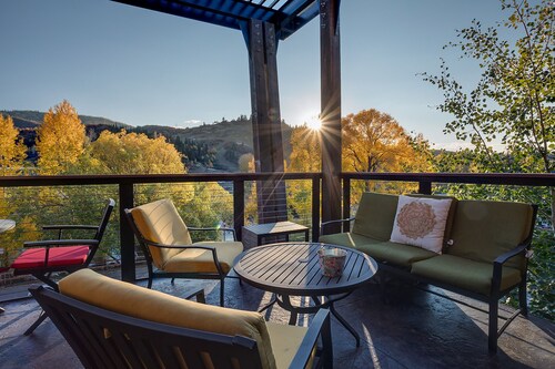 OL301 | Stunning Urban Loft | Downtown Location | Free City Bus | Views