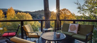 OL301 | Stunning Urban Loft | Downtown Location | Free City Bus | Views