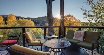 OL301 | Stunning Urban Loft | Downtown Location | Free City Bus | Views