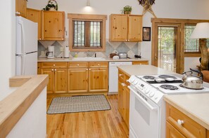 Fridge, oven, stovetop, coffee/tea maker
