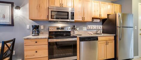 Réfrigérateur, un four, surface de cuisson, cafetiÚre-théiÚre