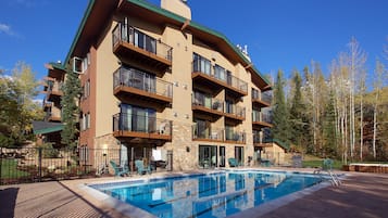 Een verwarmd zwembad