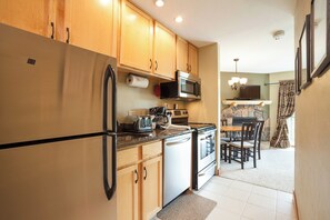 Fridge, oven, stovetop, coffee/tea maker