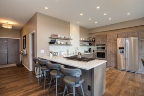 Kjøleskap, ovn, kokeplater og kaffetrakter/tekoker