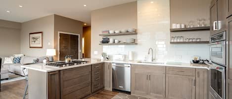 Kjøleskap, ovn, kokeplater og kaffetrakter/tekoker