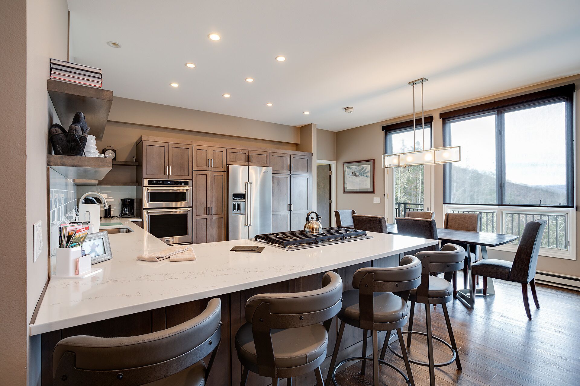 Jääkaappi, uuni, liesi, kahvin-/teenkeitin