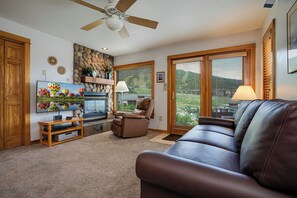 Flachbildfernseher, Kamin, DVD-Player