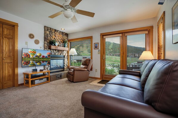 Téléviseur à écran plat, foyer, lecteur de DVD