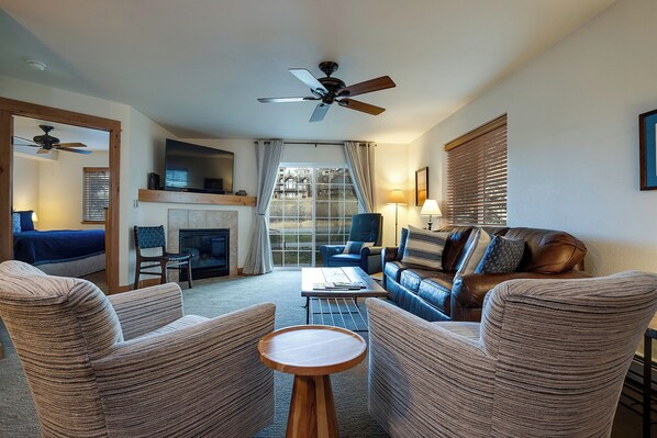 TV, fireplace