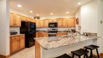 Fridge, oven, stovetop, dishwasher