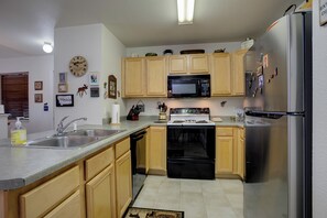 Fridge, oven, stovetop, coffee/tea maker