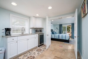 House, 4 Bedrooms | Private kitchen | Coffee/tea maker, cookware/dishes/utensils