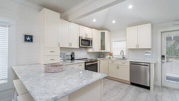 House, 2 Bedrooms | Private kitchen