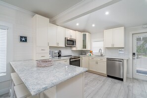 House, 2 Bedrooms | Private kitchen