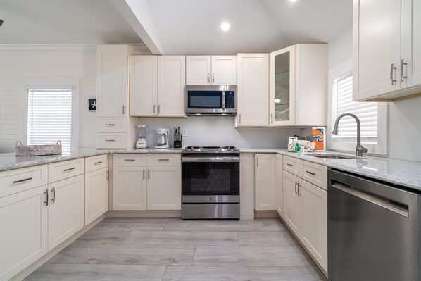 House, 2 Bedrooms | Private kitchen