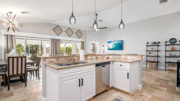 House, 4 Bedrooms | Private kitchen