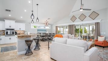 House, 4 Bedrooms | Living room