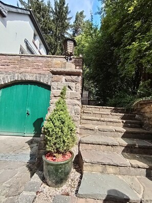 المنطقة المحيطة بالمنشأة