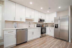 House, 4 Bedrooms | Private kitchen