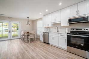 House, 4 Bedrooms | Private kitchen