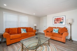 House, 4 Bedrooms | Living room