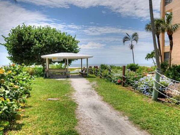 Condo, 2 Bedrooms | Property grounds