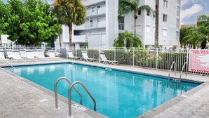 Condo, 2 Bedrooms | Kolam renang | Kolam renang terbuka 