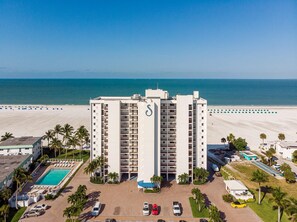 On the beach, white sand - Sunset Condominiums by Coastal Vacation Properties (Fort Myers Beach)
