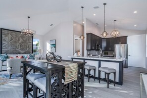 House, 4 Bedrooms | Dining