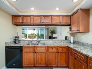 Condo, 3 Bedrooms | Private kitchen