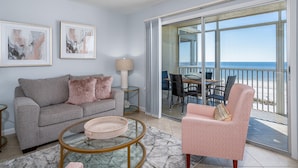 Living room - Gateway Villas by Coastal Vacation Properties (Fort Myers Beach)