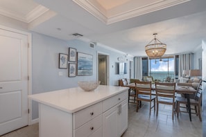 Condo, 2 quartos | Cozinha privada | Micro-ondas, talheres/pratos/utensílios de cozinha