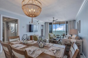 콘도, 침실 2개 | 거실 | 위성 채널 시청이 가능한 42인치 평면 TV, TV