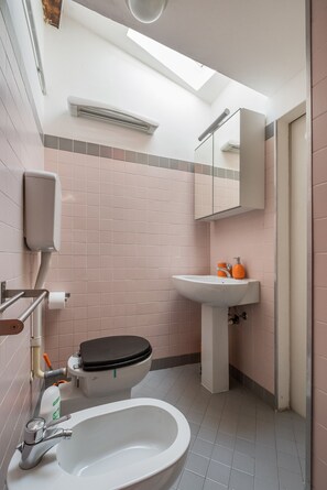 Shower, hair dryer, towels, soap - La Mansarda di Via Zamboni by Wonderful Italy  (Bologna)