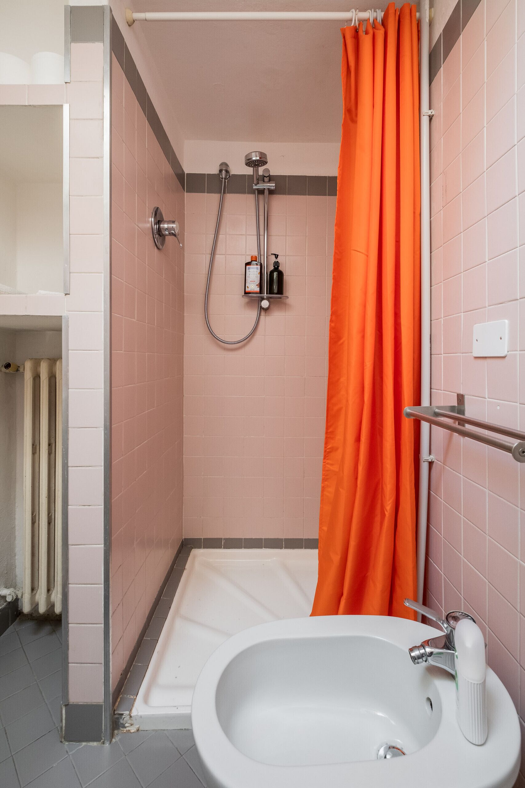 Ein Badezimmer mit Dusche, Toilette und Waschbecken.