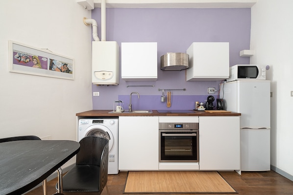 Kühlschrank, Mikrowelle, Ofen, Geschirrspüler