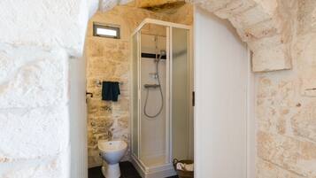 Doccia, asciugacapelli, bidet, asciugamani
