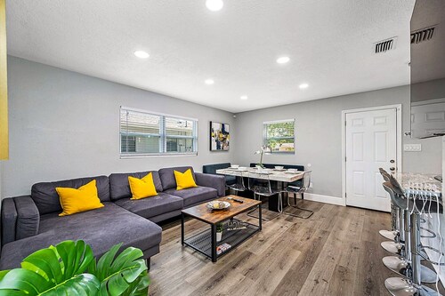 Heated Pool, 5 Min to Busch Gardens | 3BR Sleeps 6, Sunlit Pool Haven